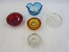 Five assorted Whitefriars controlled bubble ashtrays and bowls in clear, red, orange and blue