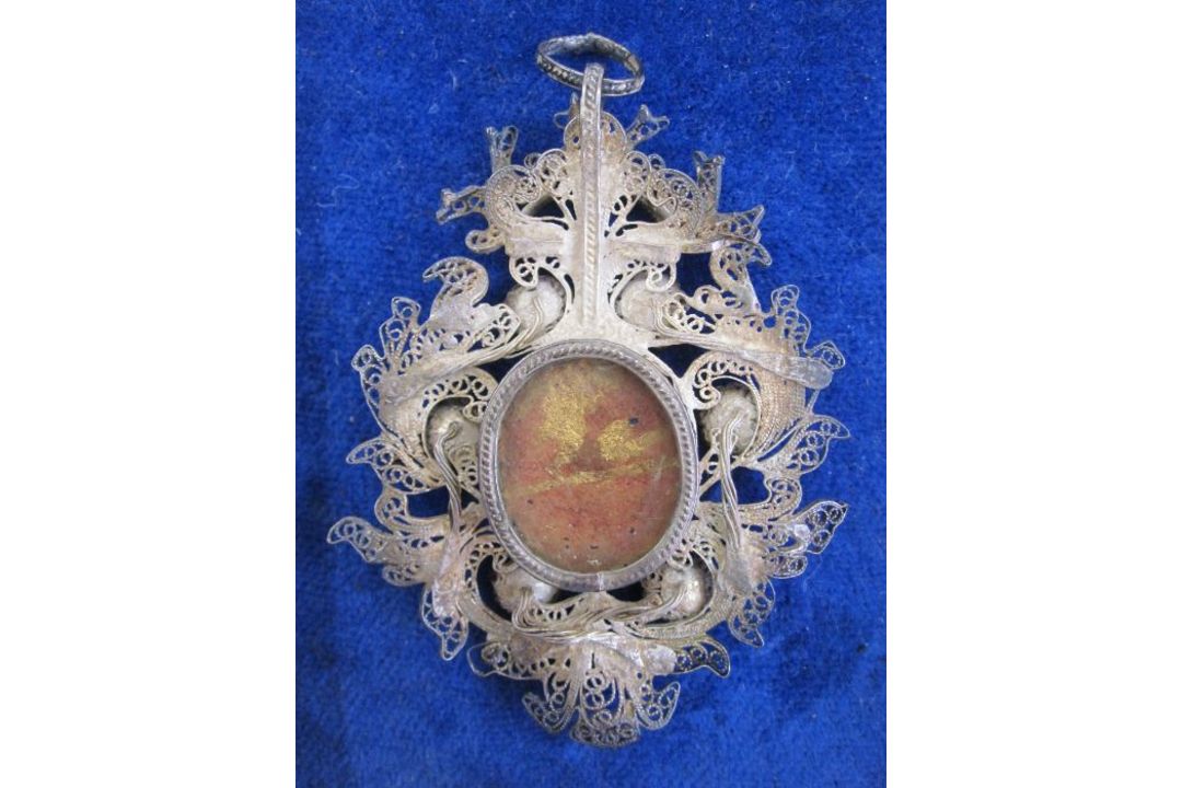 Victorian silver filigree reliquary pendant with central oval glass enclosing writing on paper - Image 2 of 2