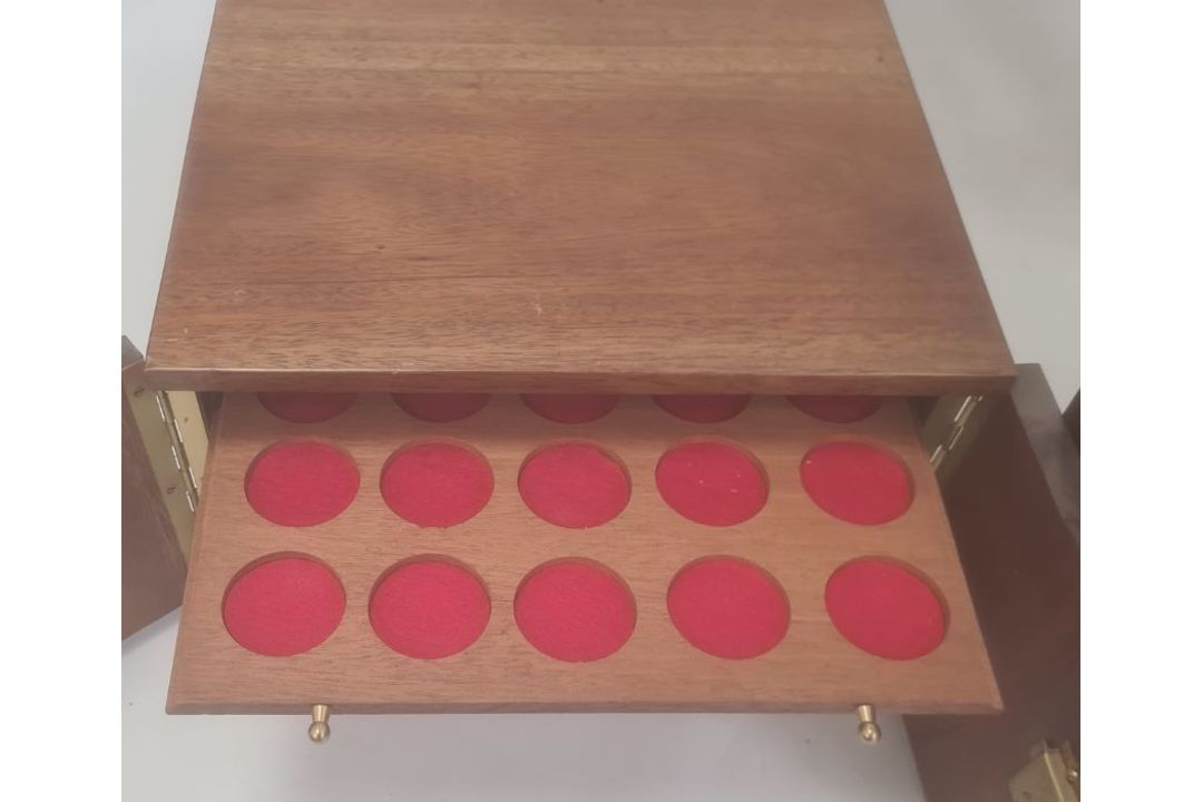 Peter Nichols Mascle mahogany coin cabinet,14 trays with velvet inlays, 30cm x 30.5cm - Image 3 of 3