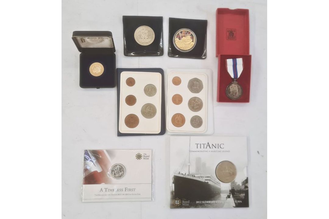 Mixtures of coins including £20 fine silver George and the Dragon - Image 1 of 4