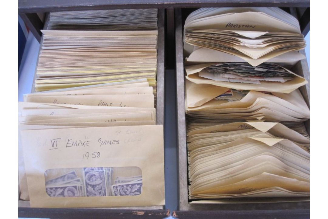 Many hundreds of envelopes with loose stamps from a variety of countries, mainly GB, in two drawer - Image 1 of 2