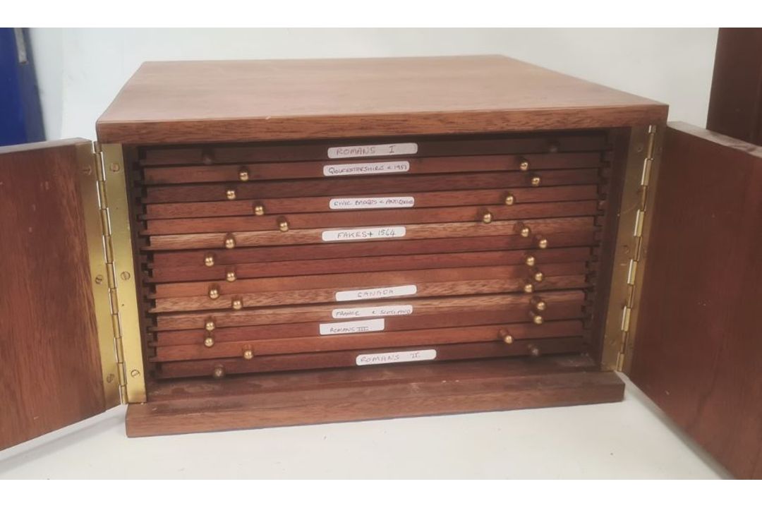 Peter Nichols Mascle mahogany coin cabinet,14 trays with velvet inlays, 30cm x 30.5cm - Image 2 of 3