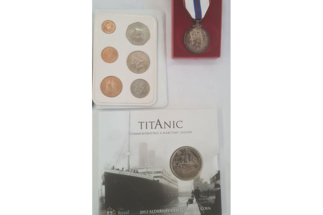 Mixtures of coins including £20 fine silver George and the Dragon - Image 3 of 4