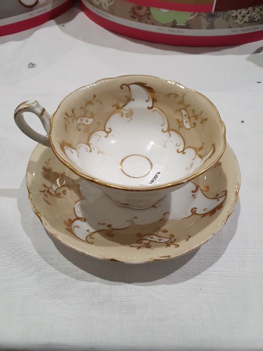 26 assorted 18th/19th century teacups and saucers to include Derby and Spode, all mainly in peach, - Image 4 of 35