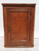 20th century oak wall-hanging corner cupboard with single door enclosing shelves, 89cm high