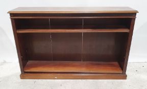 Late 19th/early 20th century mahogany open bookcase, the rectangular top with moulded edge, fluted