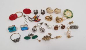 22ct gold wedding band, 2g approx., a 9ct gold and paste set ring, 1.4g approx., a pair of silver