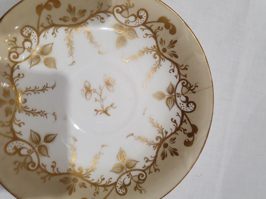 26 assorted 18th/19th century teacups and saucers to include Derby and Spode, all mainly in peach, - Image 34 of 35