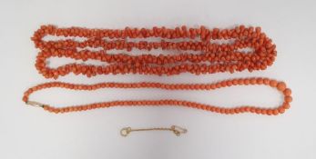 Graduating coral bead necklace with gold-coloured clasp, 45cm long approx. and a rough coral bead