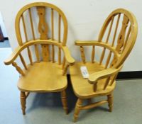 Pair of modern beech child's windsor-type chairs (2)