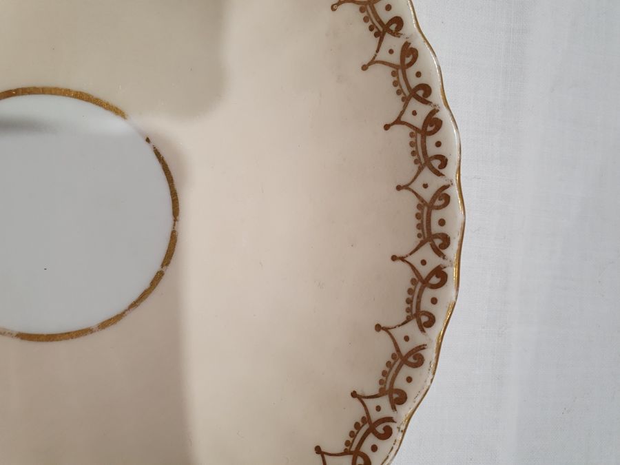 26 assorted 18th/19th century teacups and saucers to include Derby and Spode, all mainly in peach, - Image 9 of 35