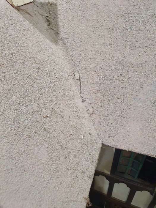 Wooden doll's houseCondition ReportWoodworm to the gables and other areas, thick layer of dust to - Image 5 of 10