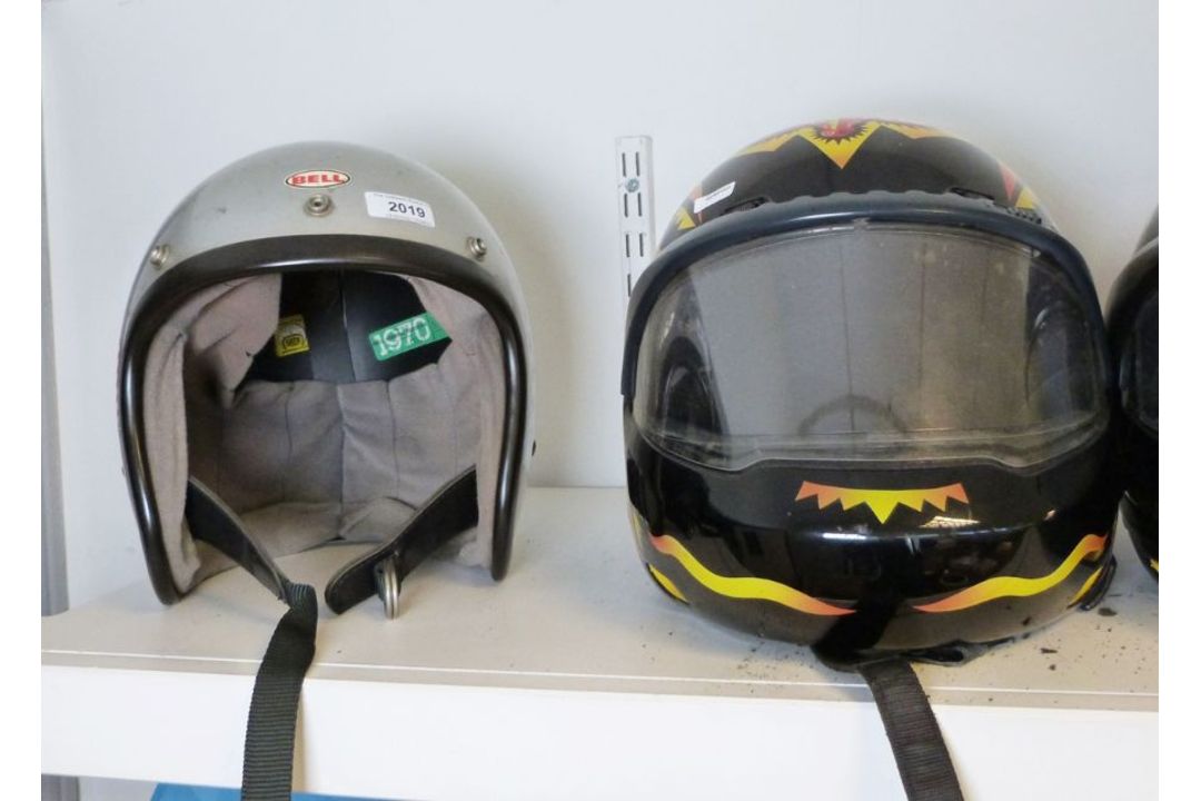 Schuberth limited edition carbon-fibre crash helmet, a Shoei safety helmet, a vintage Bell Super - Image 2 of 2