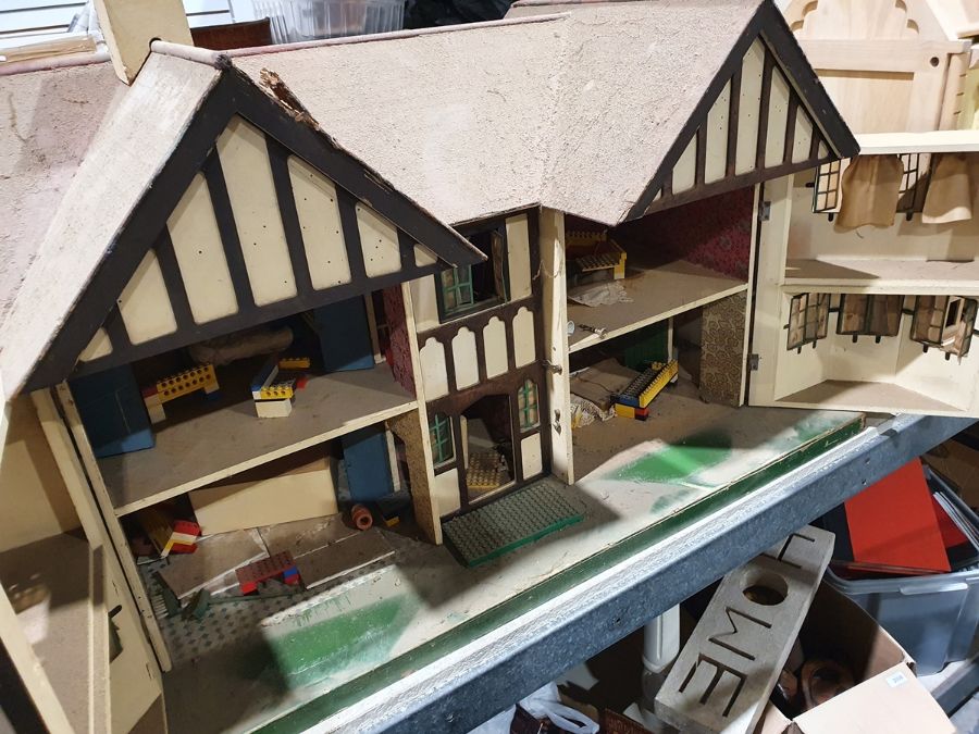 Wooden doll's houseCondition ReportWoodworm to the gables and other areas, thick layer of dust to - Image 2 of 10