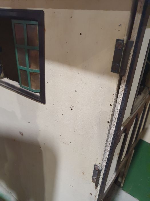 Wooden doll's houseCondition ReportWoodworm to the gables and other areas, thick layer of dust to - Image 8 of 10