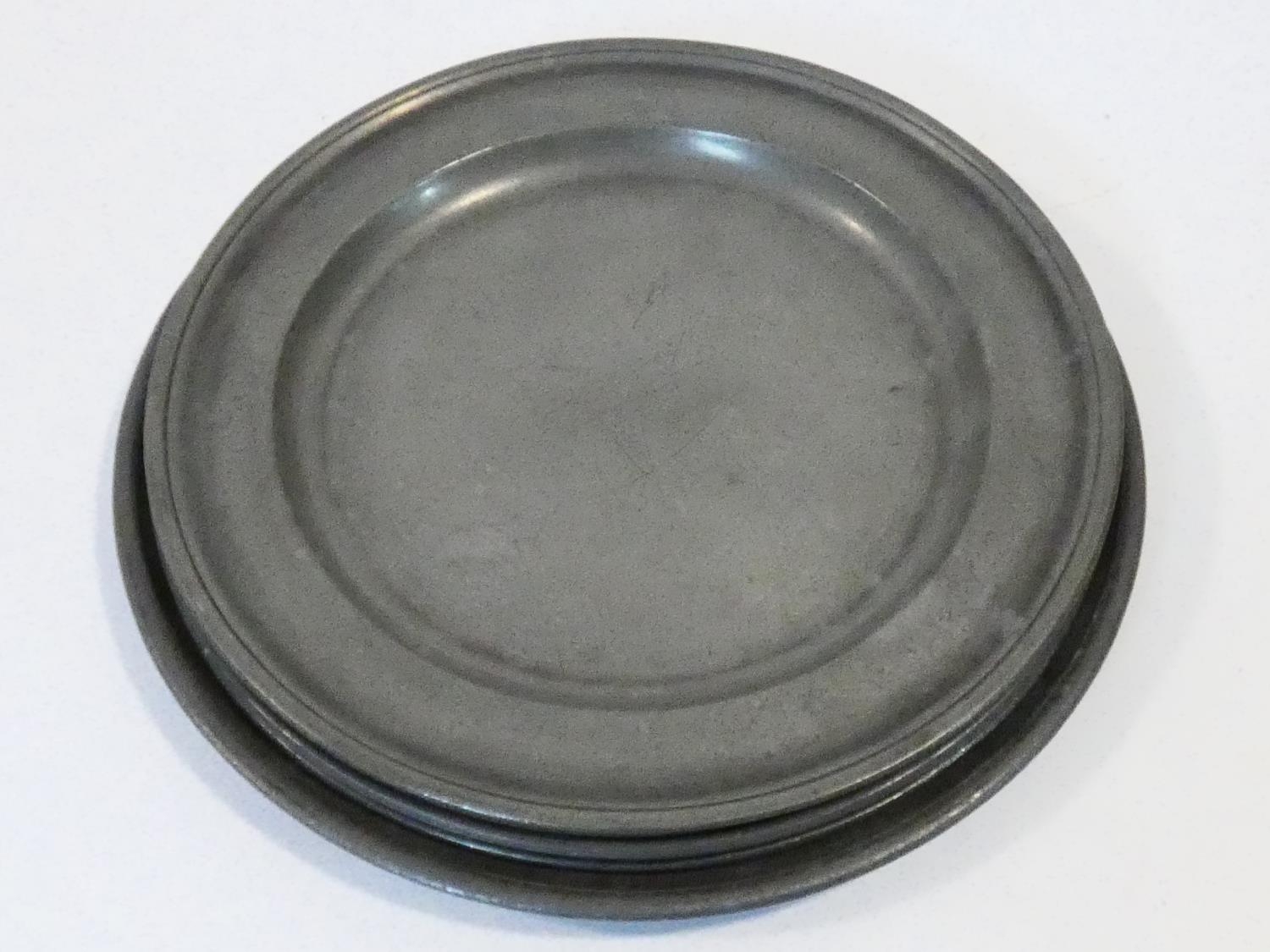 A collection of antique pewter items. Including plates, measures, pepper shaker, jug and tankards. - Image 5 of 27