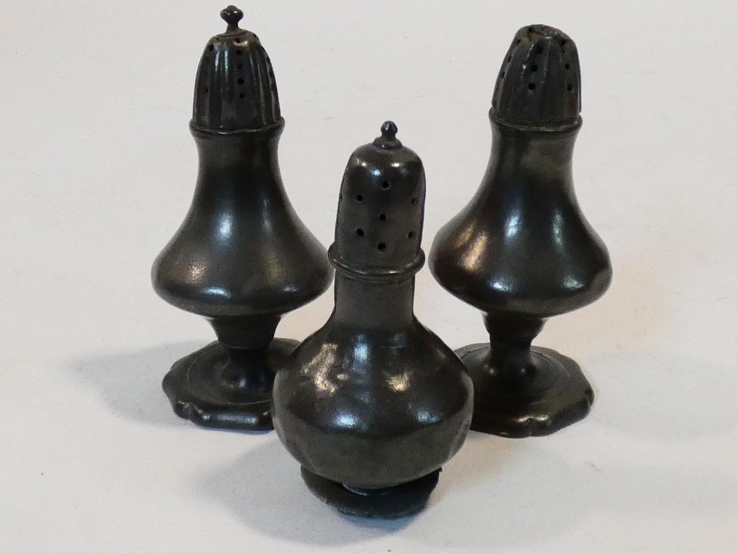 A collection of antique pewter items. Including plates, measures, pepper shaker, jug and tankards. - Image 26 of 27