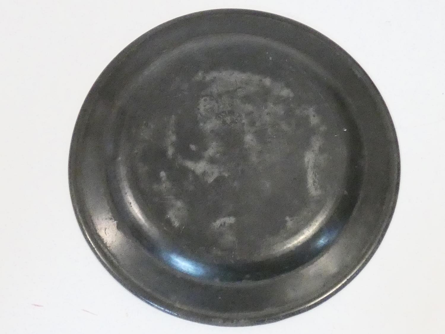 A collection of antique pewter items. Including plates, measures, pepper shaker, jug and tankards. - Image 3 of 27