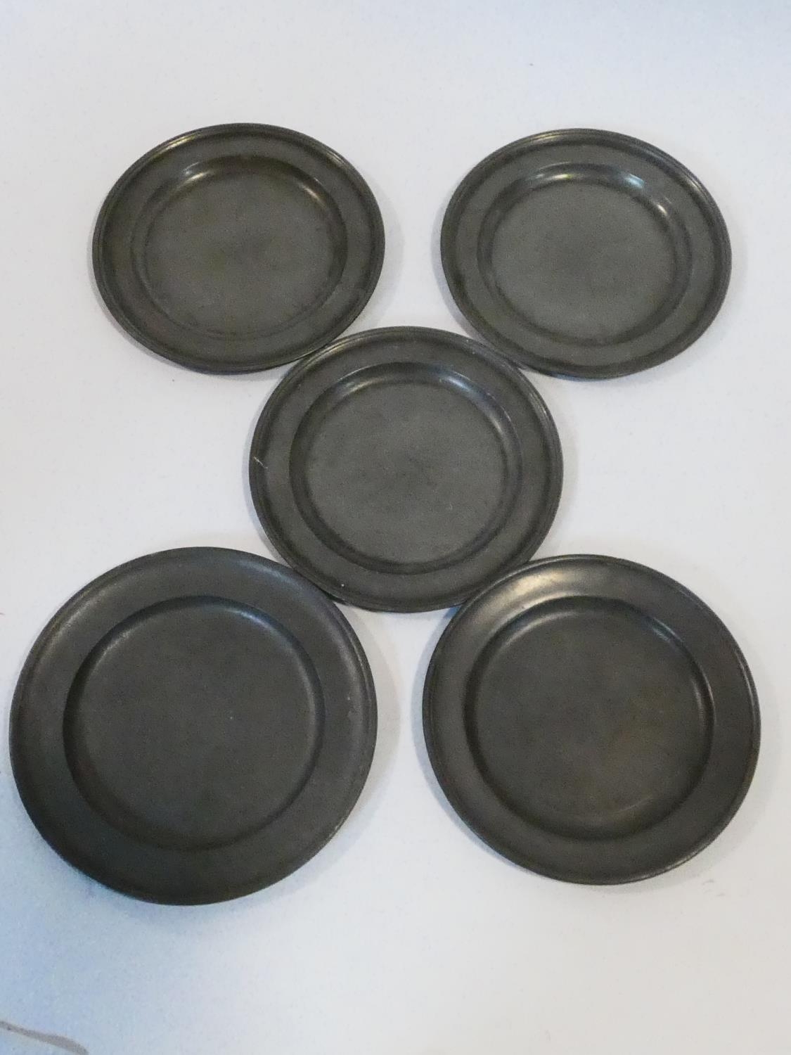 A collection of antique pewter items. Including plates, measures, pepper shaker, jug and tankards. - Image 6 of 27