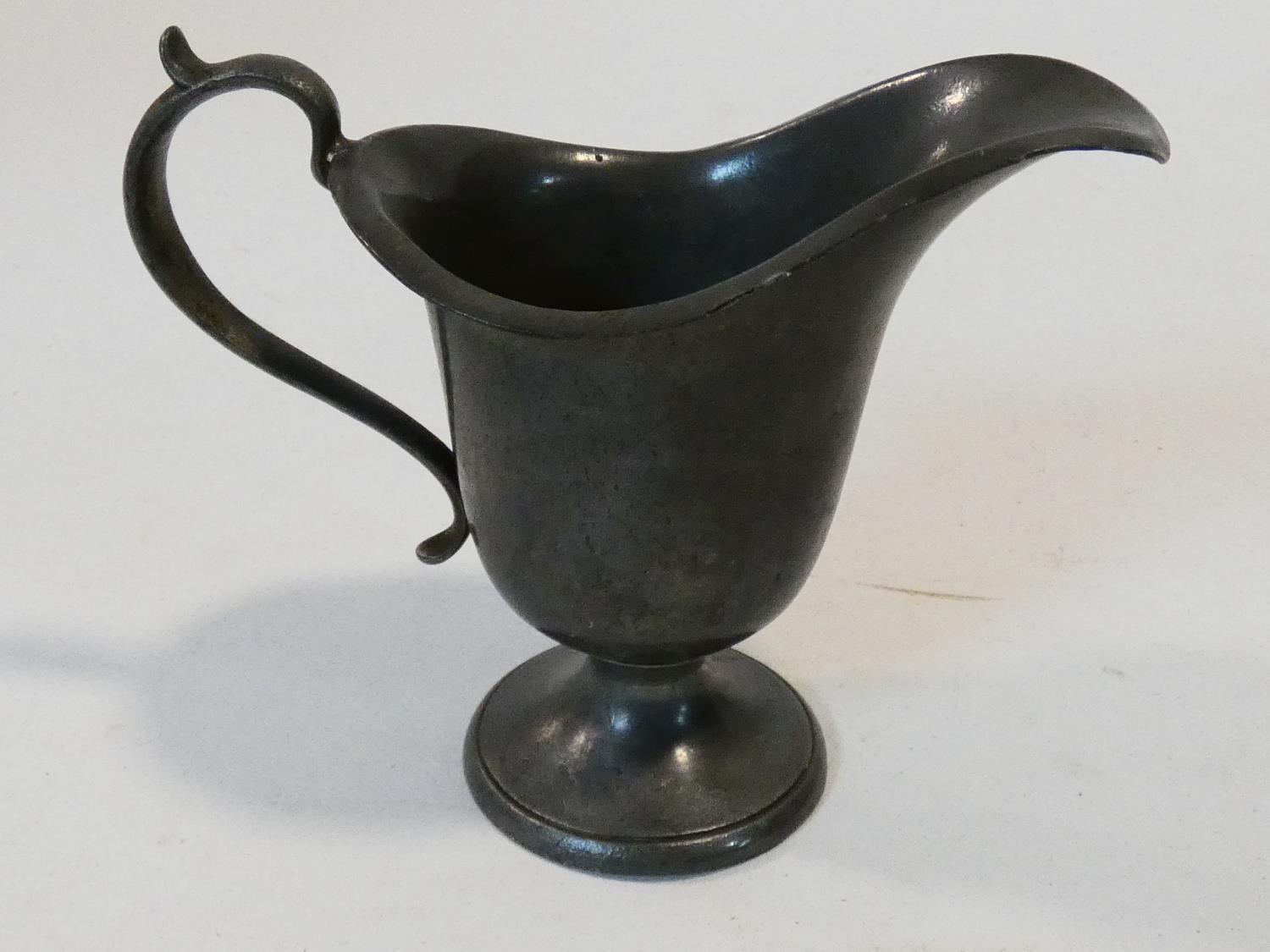 A collection of antique pewter items. Including plates, measures, pepper shaker, jug and tankards. - Image 14 of 27