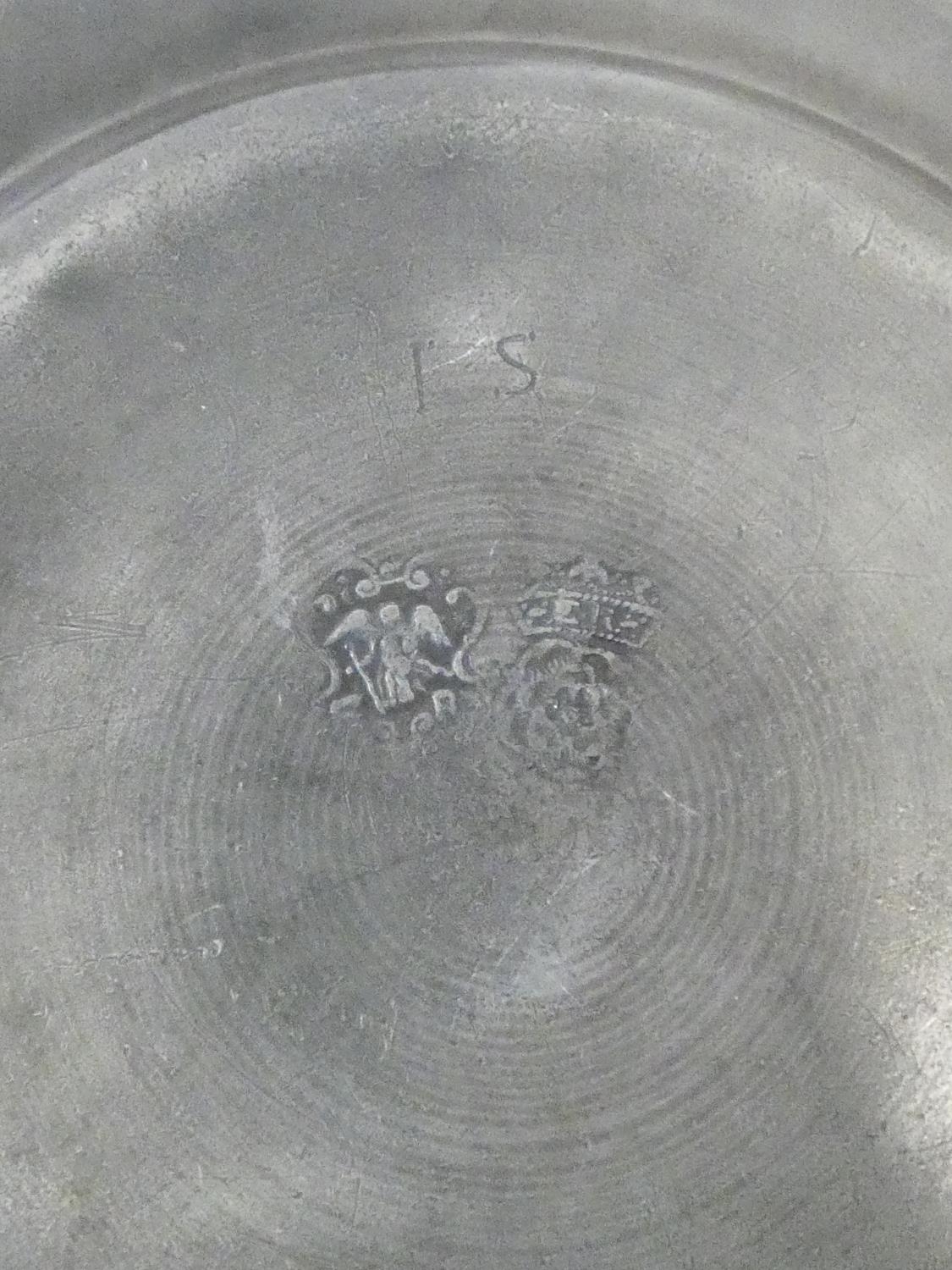 A collection of antique pewter items. Including plates, measures, pepper shaker, jug and tankards. - Image 8 of 27