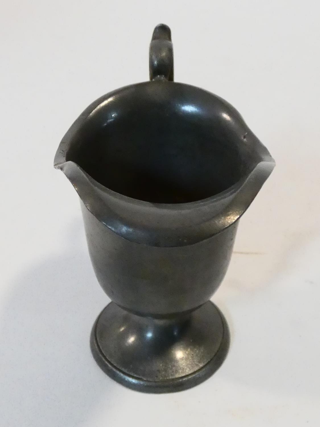 A collection of antique pewter items. Including plates, measures, pepper shaker, jug and tankards. - Image 15 of 27