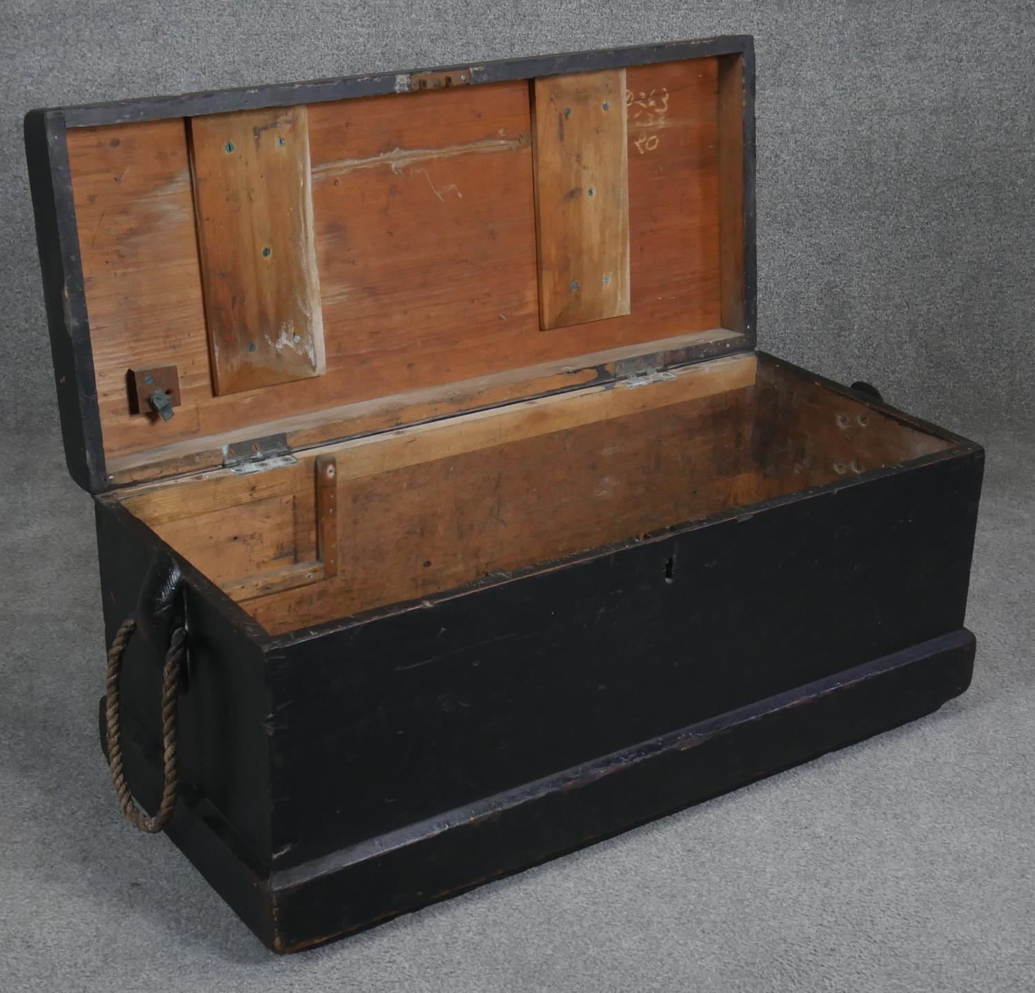 A 19th century painted seaman's chest with twin rope carrying handles. H.41 W.91 D.42cm - Image 3 of 5