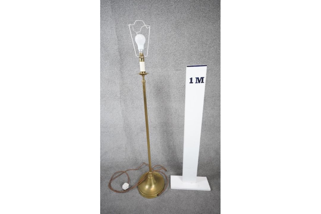A vintage solid brass weighted base height adjustable standard lamp with silk wrapped cord. H.124 - Image 5 of 5