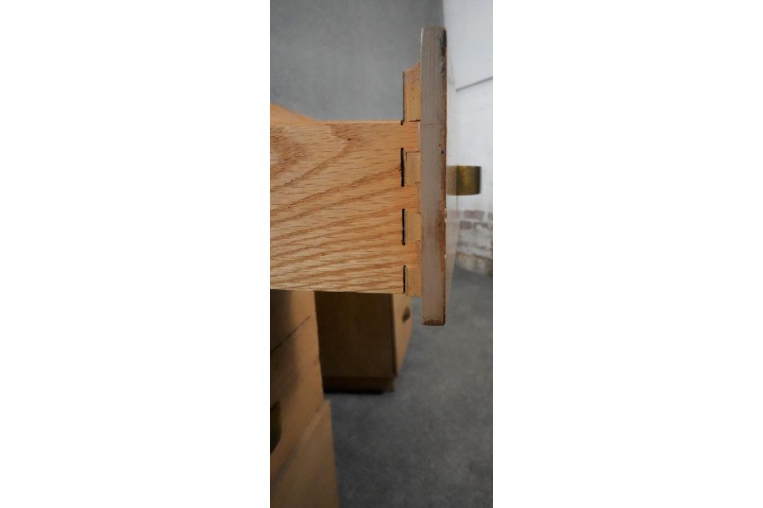 A mid century vintage limed oak pedestal desk with two banks of drawers and central frieze drawer - Image 4 of 9