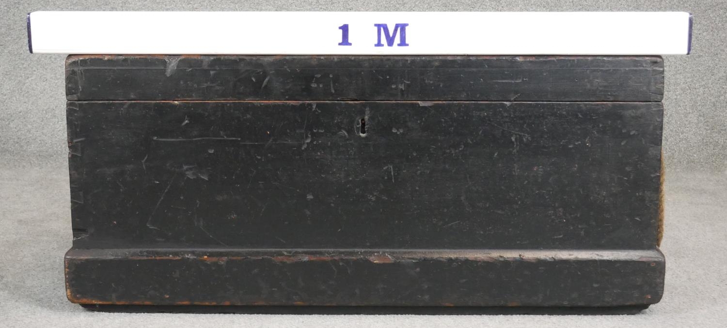 A 19th century painted seaman's chest with twin rope carrying handles. H.41 W.91 D.42cm - Image 5 of 5