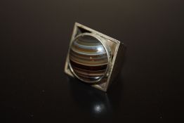 A SILVER AND AGATE DRESS RING