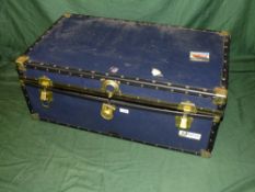 A LARGE BLUE PACKING TRAVEL TRUNK WITH TWIN HANDLES W-91 CM