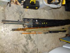 A FISHING ROD BAG PLUS CONTENTS TO INCLUDE A HEXICANE TRENTDALE ROD, SHAKESPEARE ECONOMY No 1075