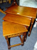 A SOLID OAK NEST OF 3 TABLES H-53 W-58 CM LARGEST