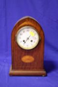 AN ANTIQUE INLAID DOME TOPPED MANTLE CLOCK