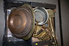 TWO TRAYS OF ASSORTED BRASS AND COPPER TO INCLUDE FIRE IRONS, COOKING PAN ETC