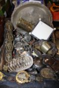 A TRAY OF ASSORTED METALWARE TO INCLUDE CRUETS, HORSE BRASSES, FLATWARE ETC