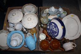 TWO TRAYS OF CHINA AND CERAMICS TO INCLUDE A DOULTON BLUE AND WHITE FRUIT BOWL A/F