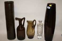 A COLLECTION OF STUDIO GLASSWARE TO INCLUDE JUGS TOGETHER WITH A CERAMIC CYLINDRICAL VASE (5)