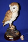 A LARGE LEONARDO COLLECTION RESIN OWL FIGURE, H 35 CM, TOGETHER WITH A SMALLER EXAMPLE