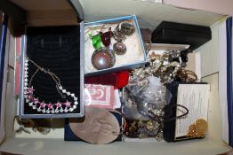A BOX OF ASSORTED COSTUME JEWELLERY TO INCLUDE BROOCHES ETC.
