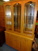 A LARGE MODERN DISPLAY BOOKCASE H-190 CW-125 CM AND A MATCHING SIDEBOARD (2)