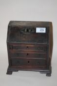 A MINIATURE DESK TOP OAK BUREAU, H 21 CM, W 17.5 CM