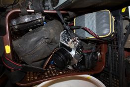 A BOX OF VINTAGE AND MODERN CAMERAS TO INCLUDE A CANON EXAMPLE