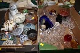 A TRAY OF STUDIO POTTERY TO INCLUDE A LARGE SEATED CAT FIGURE TOGETHER WITH A TRAY OF CUT AND