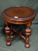 A SMALL OAK CIRCULAR OCCASIONAL TABLE H-47 DIA. 46 CM (UNEVEN)
