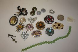 A TIN OF VINTAGE BROOCHES ETC.