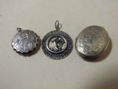 TWO STERLING SILVER LOCKETS TOGETHER WITH A SILVER PENDANT, APPROX TOTAL WEIGHT 14.8G