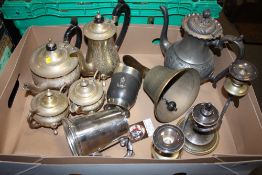 A TRAY OF METALWARE TO INCLUDE A BRASS BELL, FOUR PIECE TEA SERVICE ETC.
