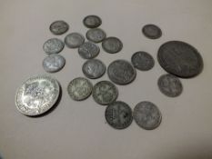 A COLLECTION OF PRE-1947 WHITE METAL COINAGE TO INCLUDE A HALF CROWN, SIX PENCES ETC.